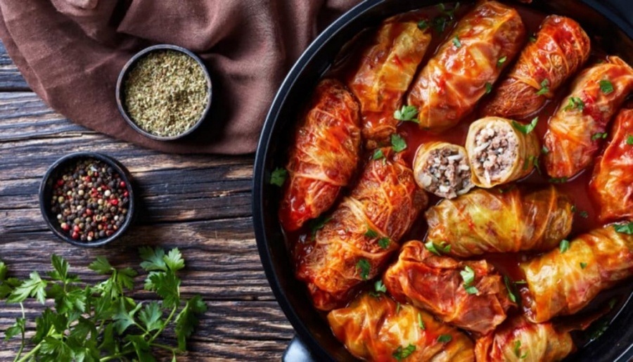 Традиционна българска трапеза с разнообразие от автентични ястия, поднесени на дървена маса с етнографски елементи